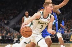 英雄联盟总决赛-雄鹿后卫迪文琼斯场均得分破，战绩大有提升的简单介绍