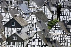 英雄联盟总决赛赛程-F1引擎咆哮中的篮球绝杀，上海队如何在街道赛焦点战里超车老鹰？