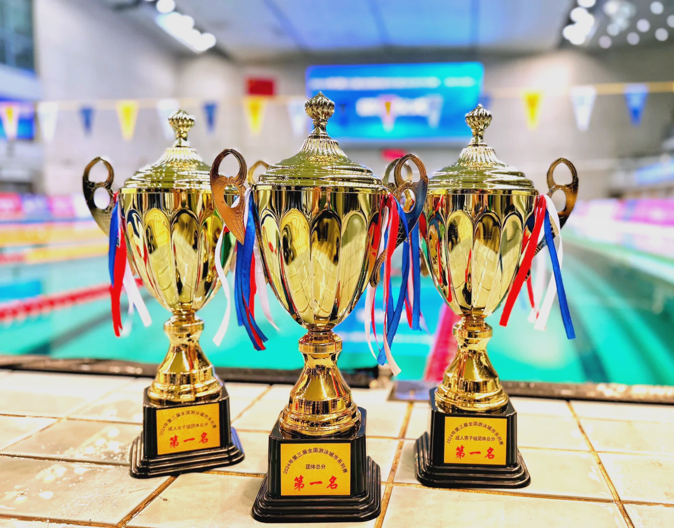 火力全开!游泳比赛数据创纪录 火力全开!游泳比赛数据创纪录