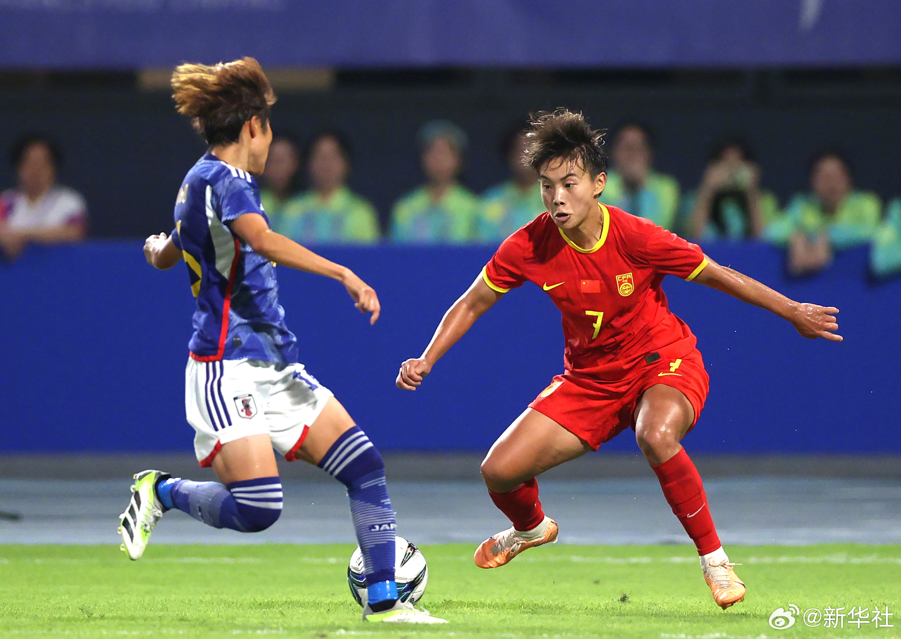 女足名将备战重要比赛,备受瞩目! 女足名将备战重要比赛,备受瞩目!