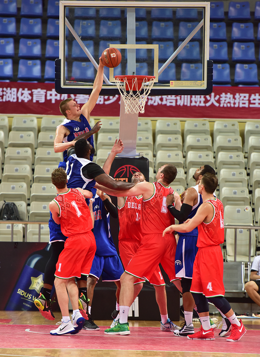 篮球明星比赛表现飘红,成为焦点人物 篮球明星比赛表现飘红,成为焦点人物