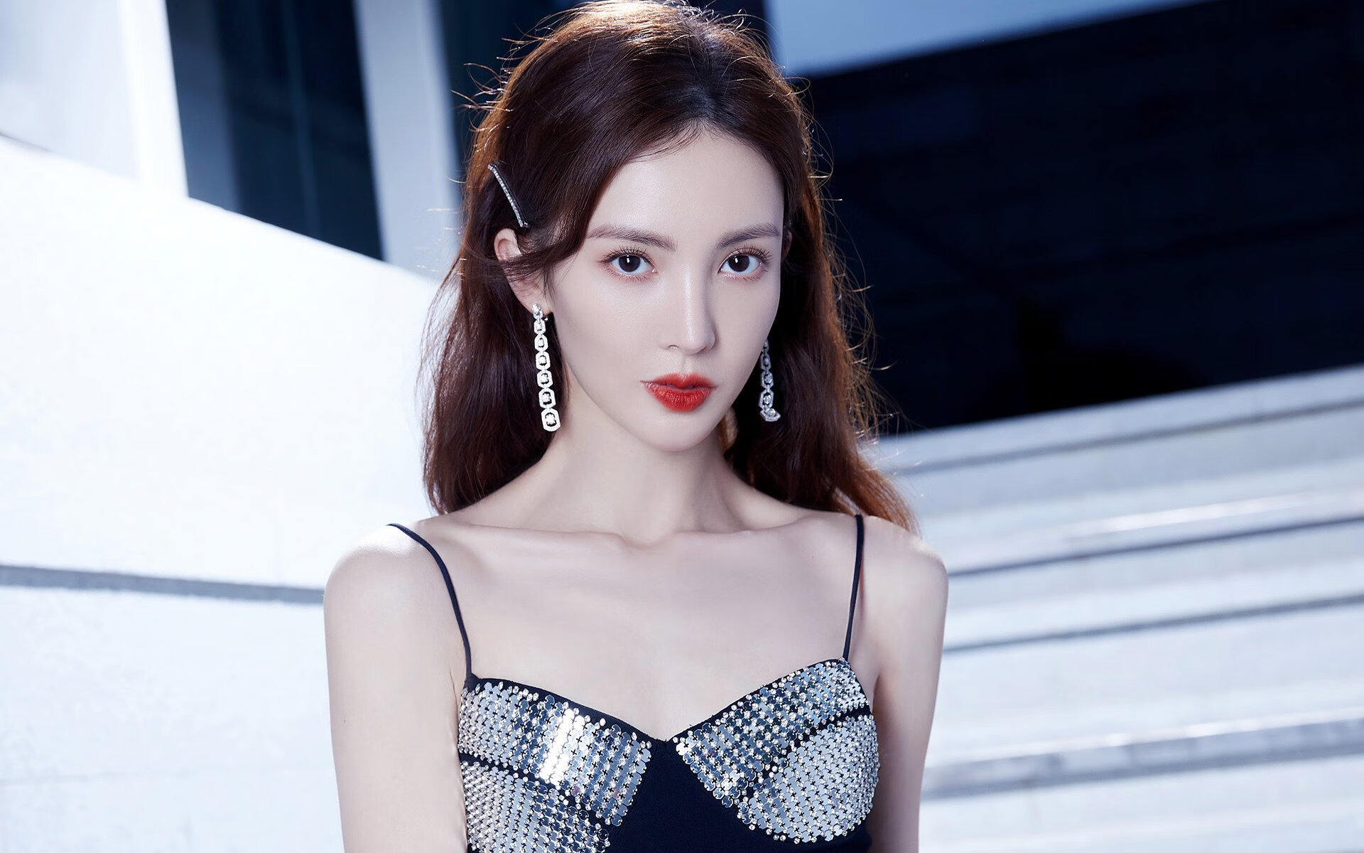 当雷恩的沙粒渗入F1轮胎纹理,哈弗茨的降维艺术